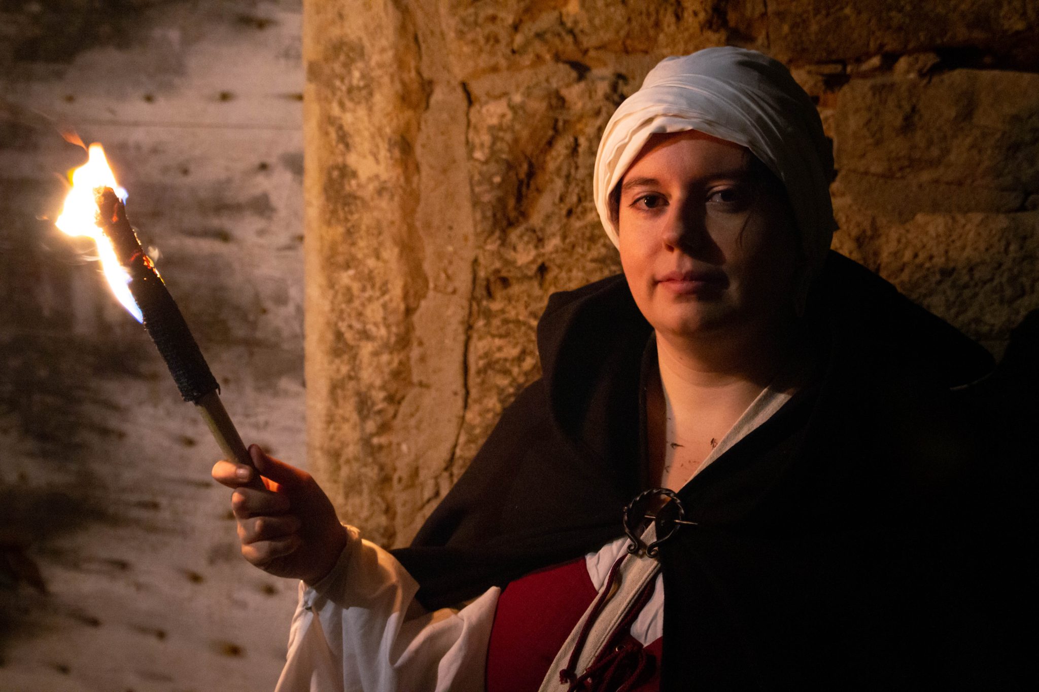 Visite théâtrale costumée de nuit à Pérouges en automne et vacances de la Toussaint (Ain)