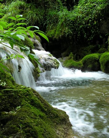 Les mini cascades de la rivière d'Albarine dans le Bugey