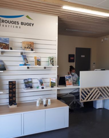 Espace boutique et accueil du Bureau d'information touristique de Saint-Sorlin-en-Bugey, office de tourisme Pérouges Bugey (Ain)