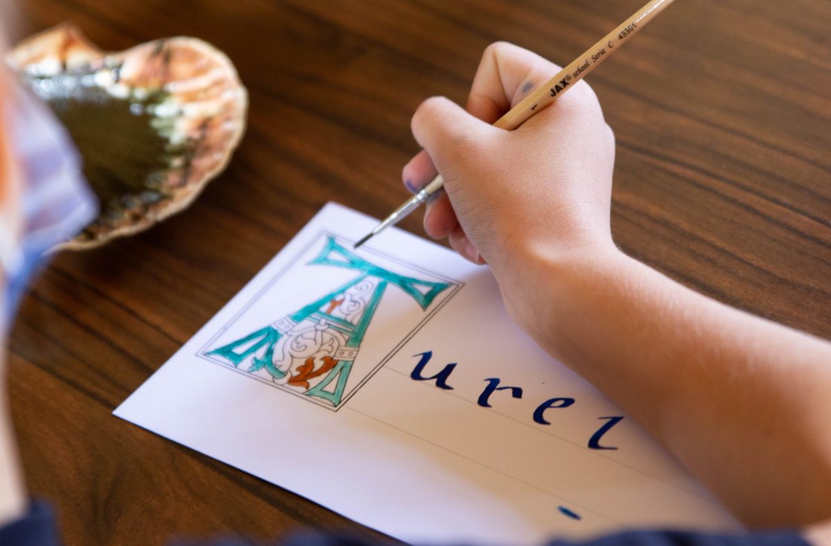 Ateliers enluminure organisé par l'office de tourisme à Pérouges pendant les vacances