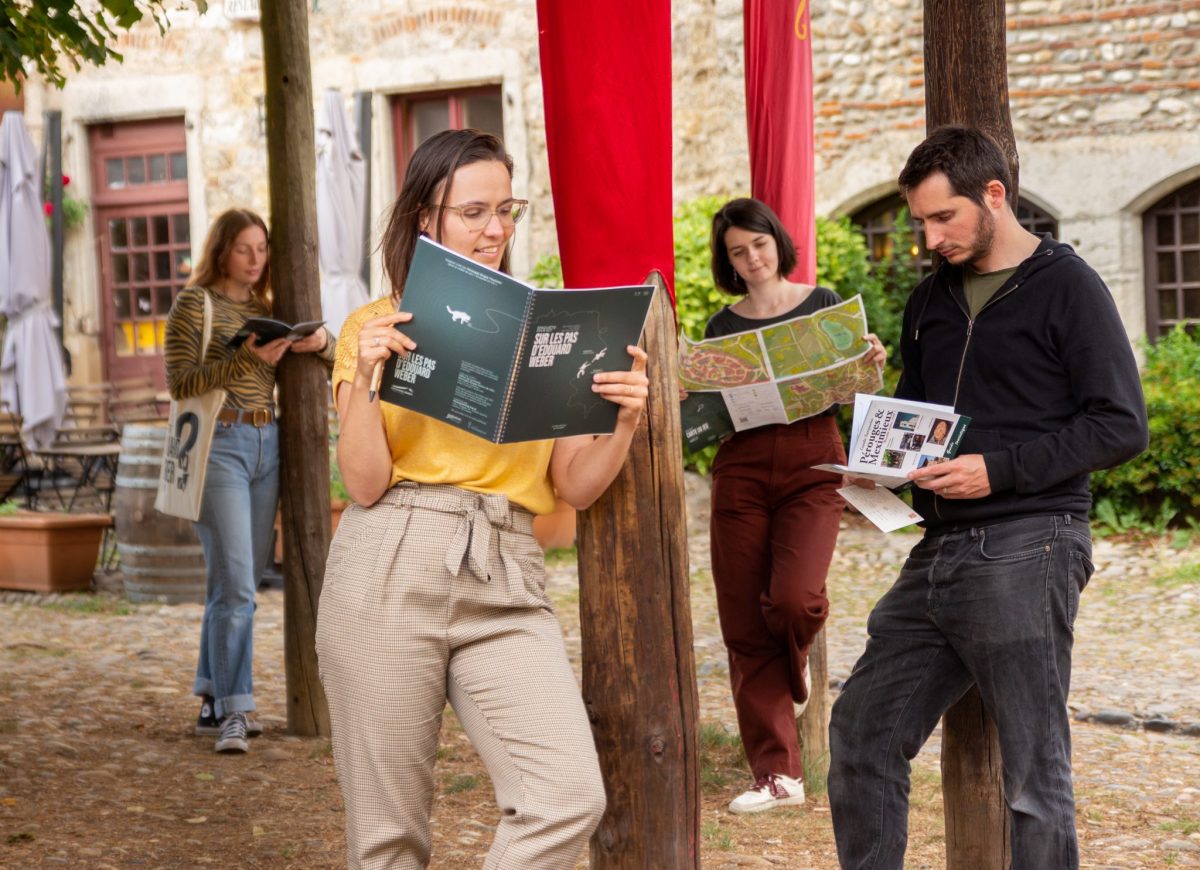 enquête en kit, un jeu d' escape game en plein air dans la cité médiévale de Pérouges dans l'Ain à L'Est de Lyon