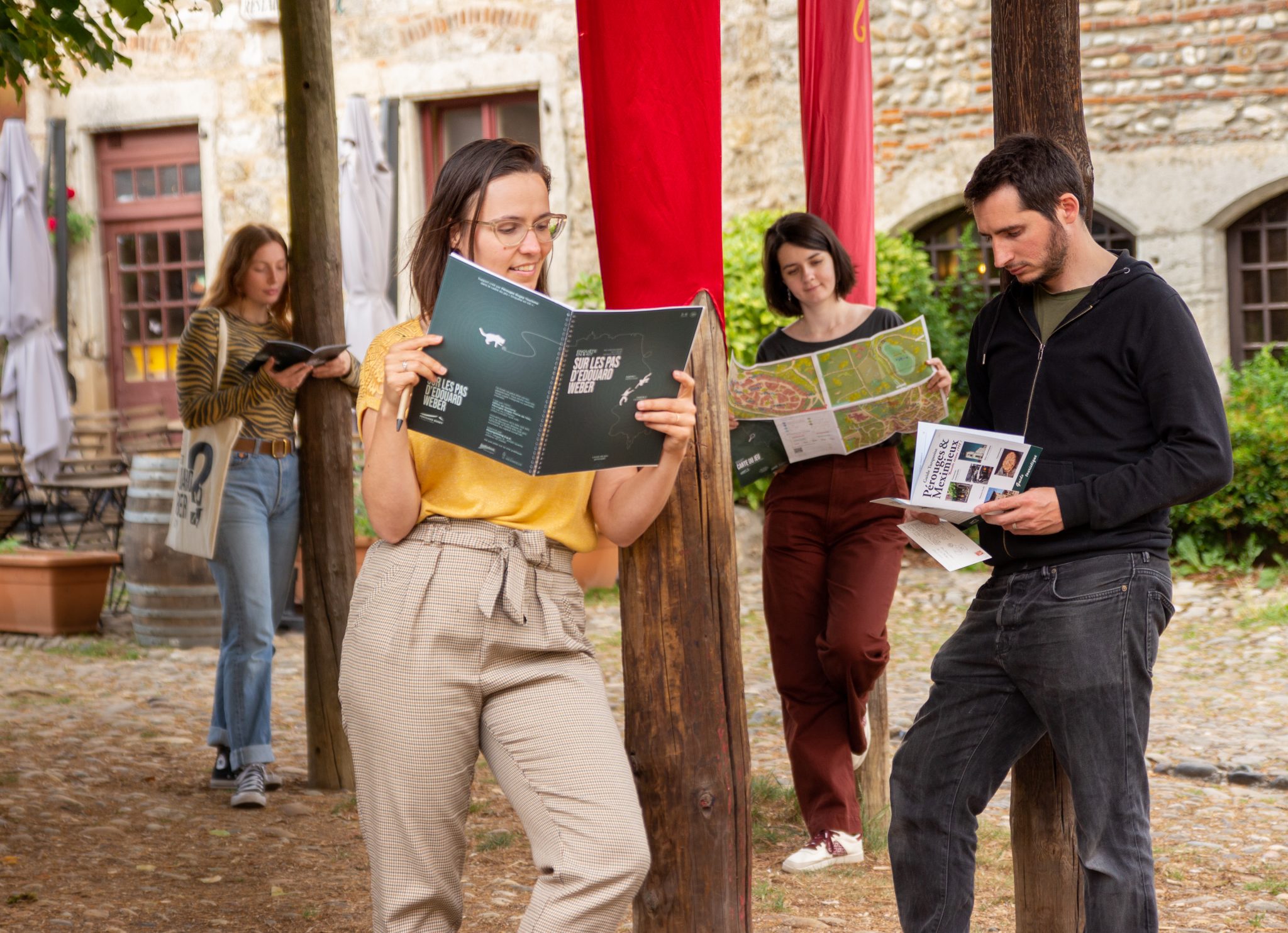 enquête en kit, un jeu d' escape game en plein air dans la cité médiévale de Pérouges dans l'Ain à L'Est de Lyon