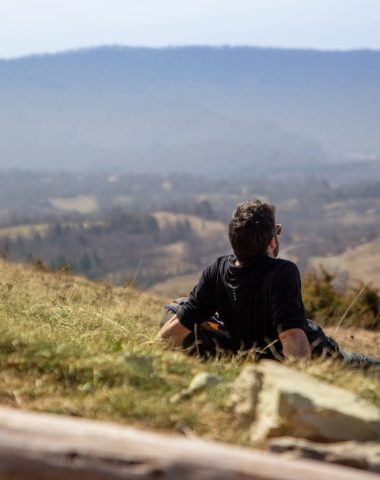 randonneur en balade ou randonnée dans le Bugey (Ain) à l'Est de Lyon