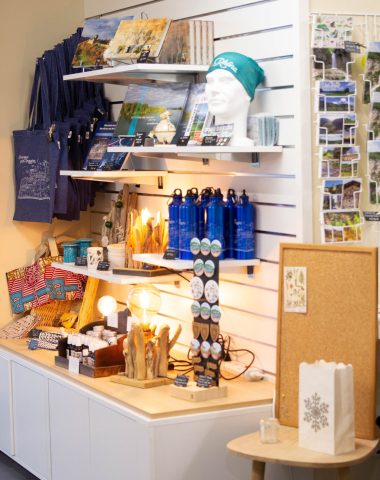 boutique souvenirs de l'office de tourisme Pérouges Bugey (Ain),