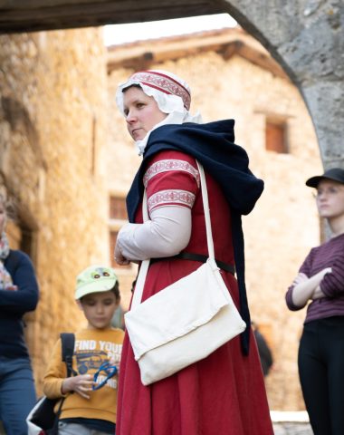 visite théâtrale en costume à Pérouges, Plus Beau Village de France dans l'Ain, à l'Est de Lyon