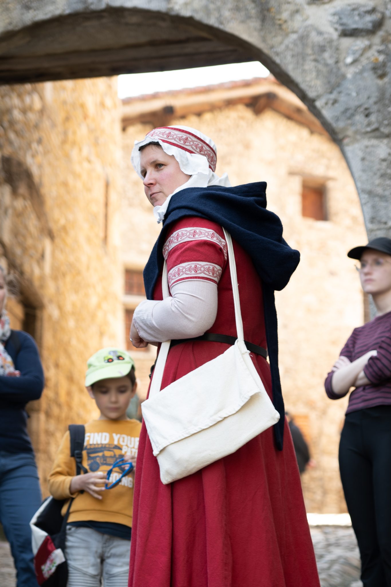 visite théâtrale en costume à Pérouges, Plus Beau Village de France dans l'Ain, à l'Est de Lyon