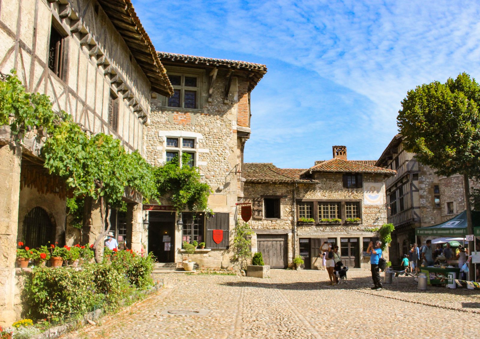 Place du Tilleul, cité médiévale de Pérouges